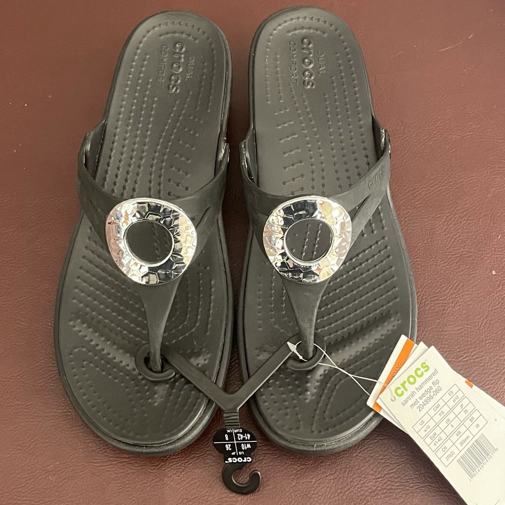 NWT BLACK Crocs Sanrah Wedge Flip Flop Sandals W10